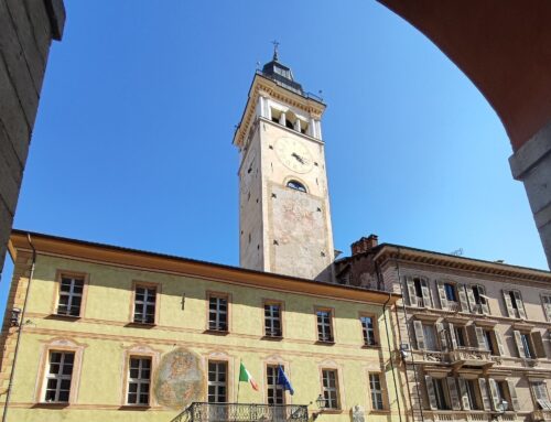 La Torre civica di Cuneo illuminata di giallo per la Giornata Internazionale Città per la Vita contro la Pena di Morte