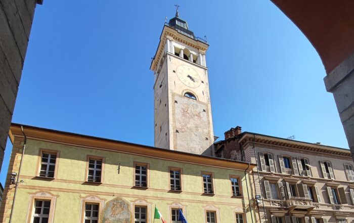 Cuneo torre civica illuminata di giallo